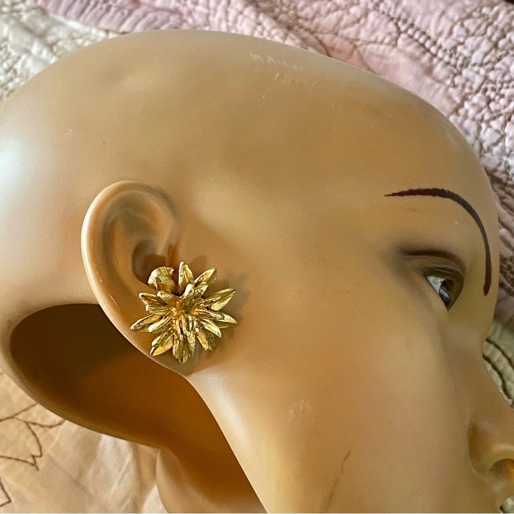 B S K Gold Starburst Earrings vintage Cameo clasp - Picture 2 of 7